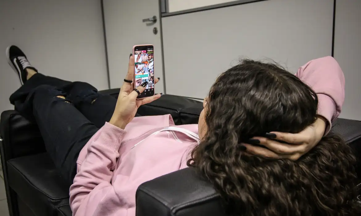 governo lancara guia para uso consciente de telas por adolescentes pzzb1191