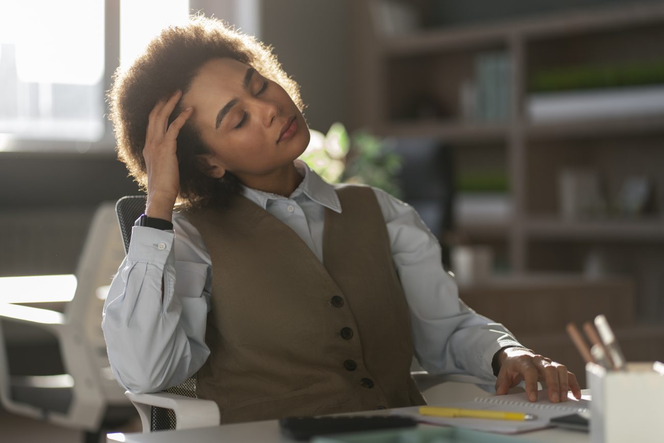 pesquisa revela que 7 em cada 10 trabalhadores enfrentaram em 2023 situacoes de estresse burnout depressao ou medo de perder o emprego sau 769de mental nas empresas