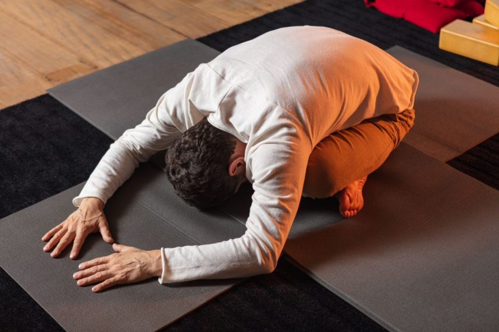 sente vontade de praticar yoga especialista compartilha 6 dicas para iniciantes kaiut posicoes 4