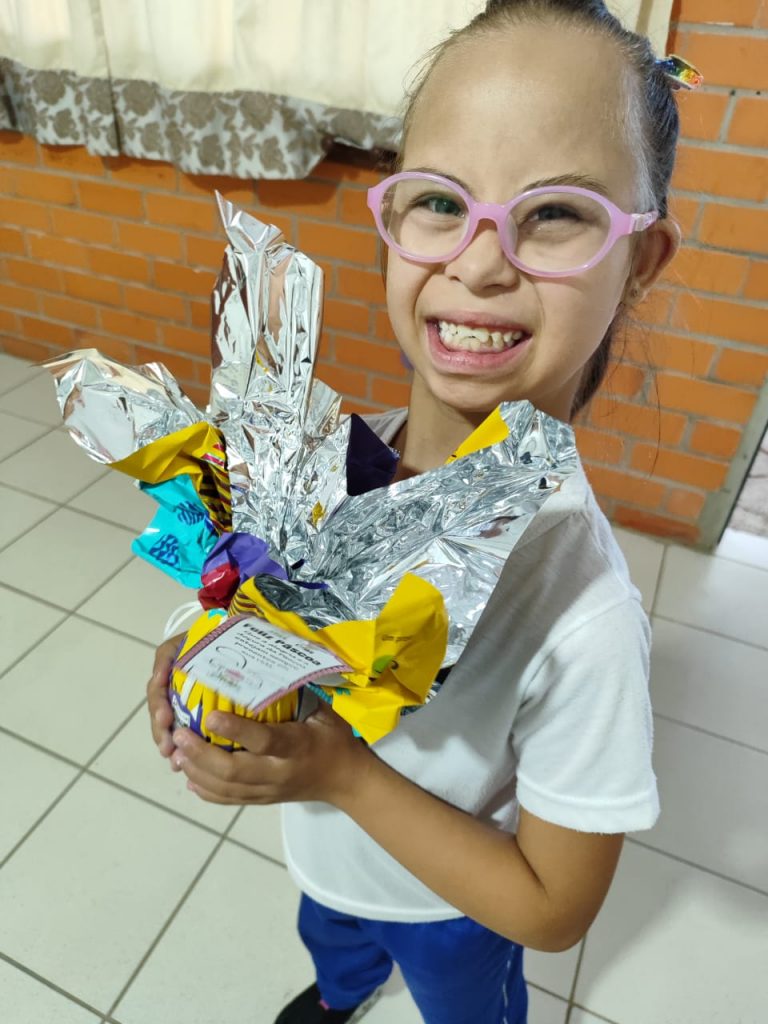 alunos da apae cocal do sul tem uma pascoa mais doce com doacao da cacau show apae doacao pascoa cacau show 6