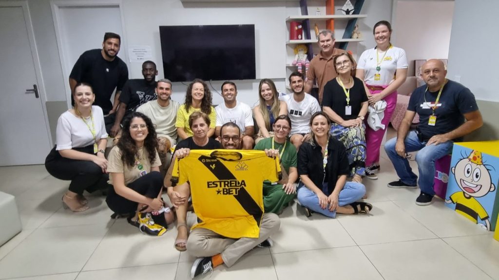 carvoeiros visitam a casa guido e fazem a alegria de criancas e adolescentes tigre casa guido 27 2
