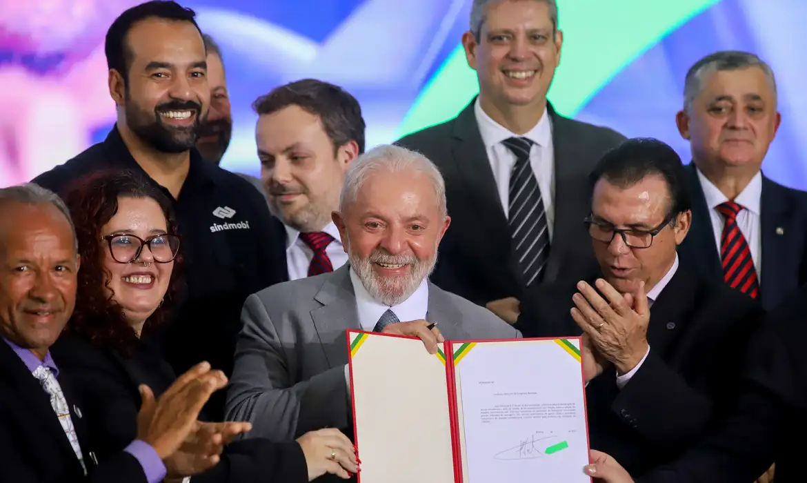lula assina projeto que regula atividade de motoristas de aplicativo img 5528