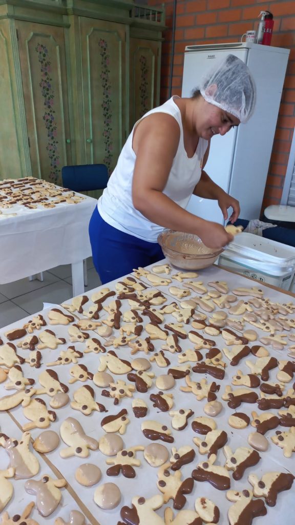 pascoa arte e solidariedade na feira de artesanato da apae cocal do sul feira artesanato apae bistek divulgacao 2