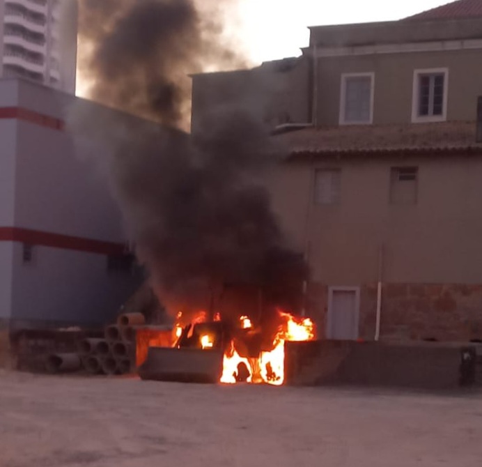 retroescavadeira e destruida pelo fogo em cocal do sul img 20240313 wa0036