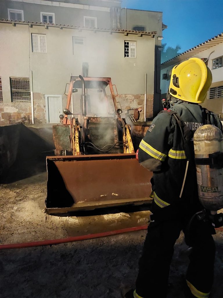 retroescavadeira e destruida pelo fogo em cocal do sul img 20240313 wa0037