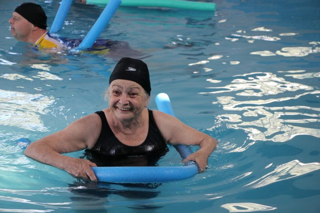 aquavitalidade apae lanca projeto de hidroginastica adaptada para idosos com deficiencia em cocal do sul aquavitaliade apae por ana paula nesi 12