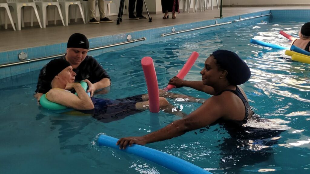 aquavitalidade apae lanca projeto de hidroginastica adaptada para idosos com deficiencia em cocal do sul aquavitaliade apae por ana paula nesi 5