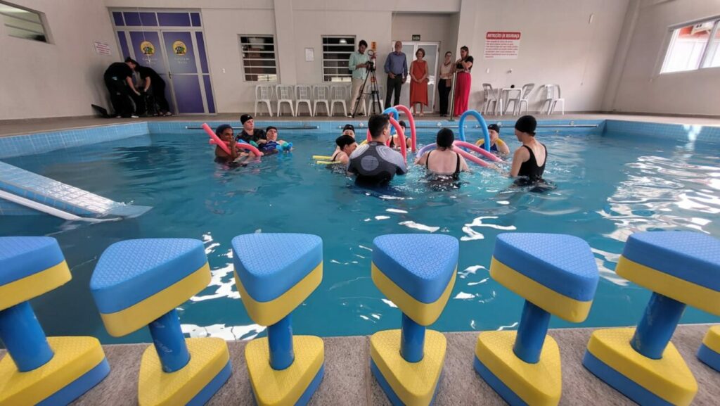 aquavitalidade apae lanca projeto de hidroginastica adaptada para idosos com deficiencia em cocal do sul aquavitaliade apae por ana paula nesi 6