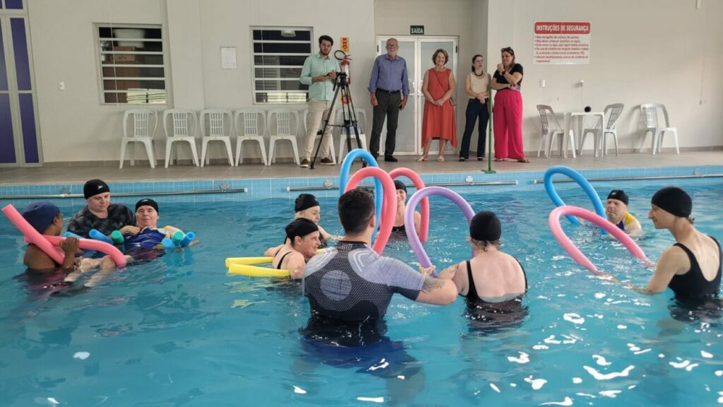 aquavitalidade apae lanca projeto de hidroginastica adaptada para idosos com deficiencia em cocal do sul aquavitaliade apae por ana paula nesi 7