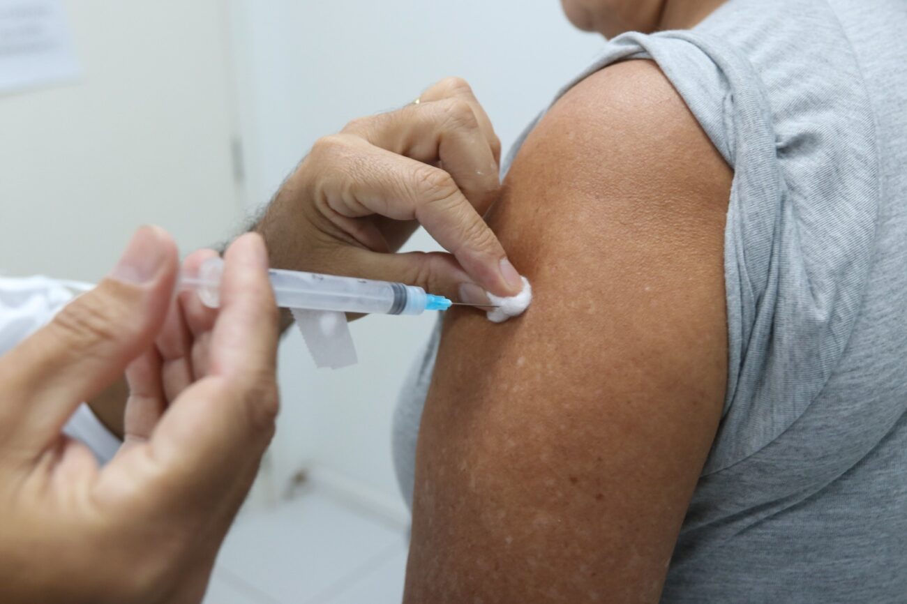 dia d leva 115 mil pessoas aos postos de saude em santa catarina e cobertura vacinal contra a gripe atinge 20 vacina influenza 2