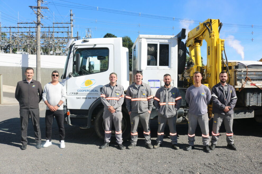 equipe de eletricistas da coopercocal auxiliam comunidades afetadas pelas enchentes no rio grande do sul img 7373