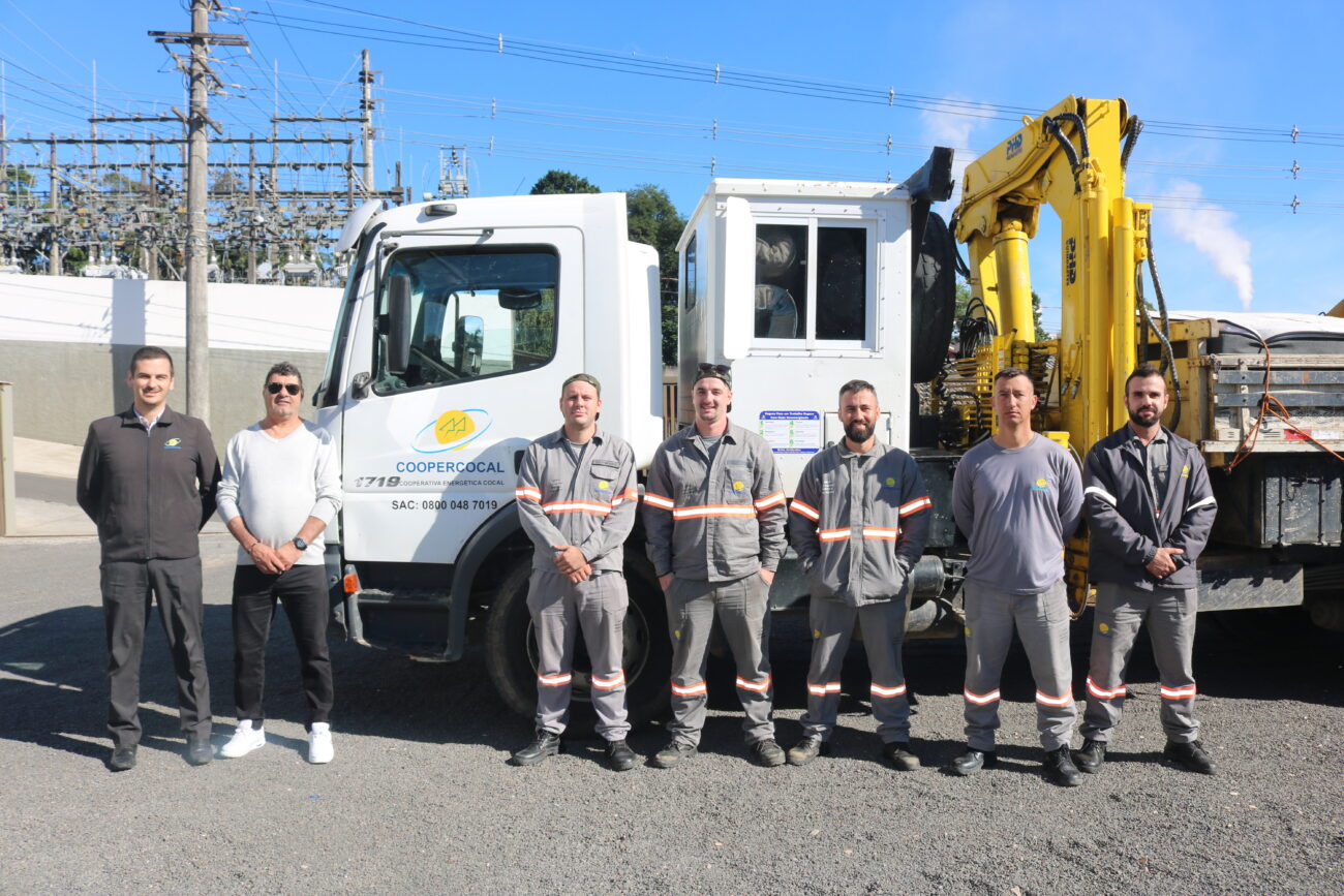 equipe de eletricistas da coopercocal auxiliam comunidades afetadas pelas enchentes no rio grande do sul img 7373