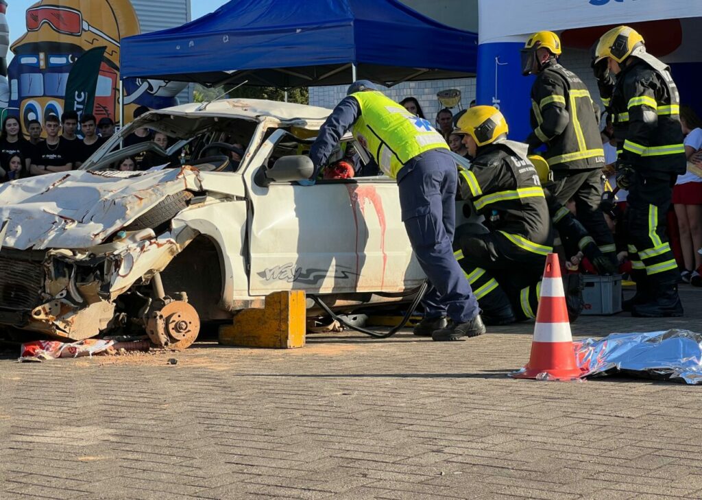 maio amarelo bombeiros participam de simulacao de acidente de transito whatsapp image 2024 05 22 at 17.51.17