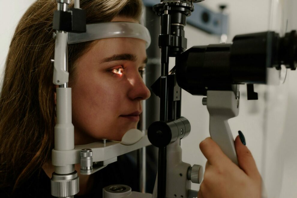 maio verde mobilizacao para a prevencao e combate ao glaucoma pexels kseniachernaya 5752281