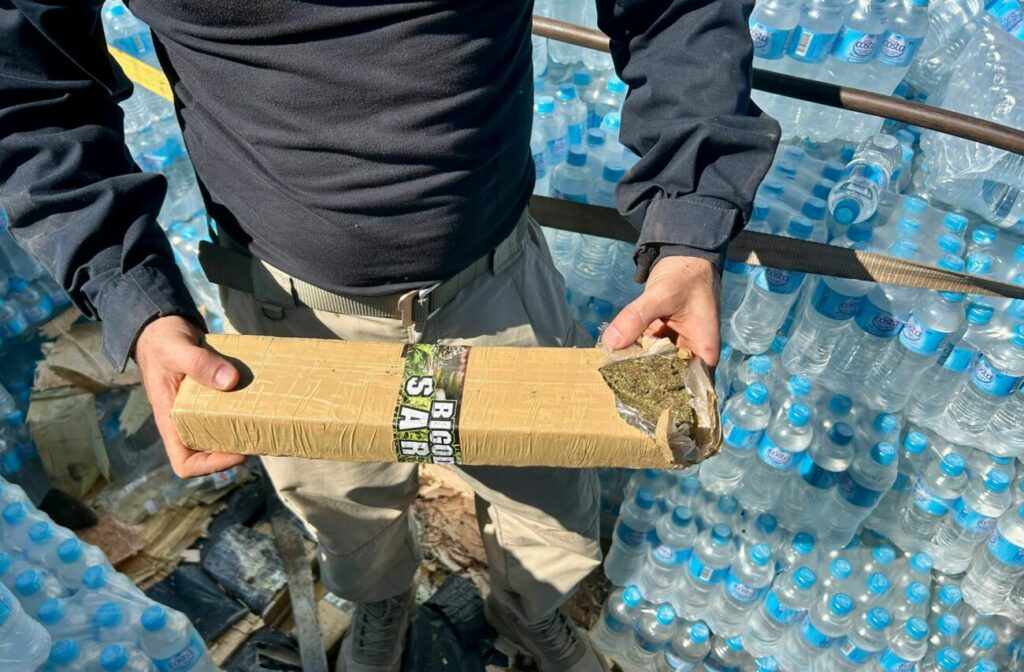 prf encontra toneladas de maconha em fundo falso de carreta com donativos para o rio grande do sul whatsapp image 2024 05 21 at 15.35.30