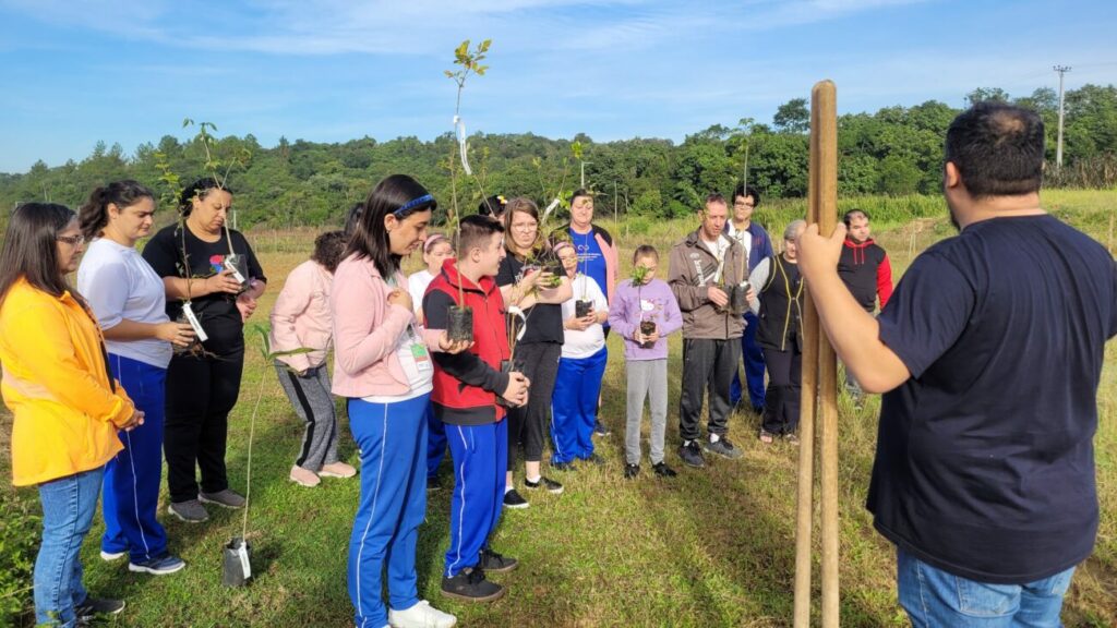 diretoria do meio ambiente e apae cocal do sul realizam plantio de arvores nativas frutiferas apae dma plantio de arvores por ana paula nesi 1