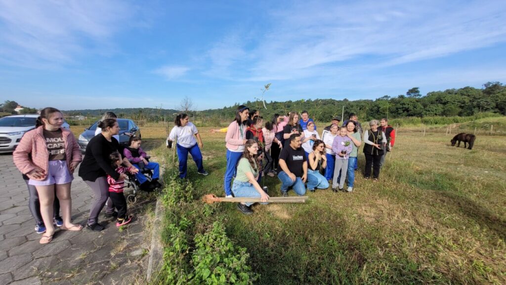 diretoria do meio ambiente e apae cocal do sul realizam plantio de arvores nativas frutiferas apae dma plantio de arvores por ana paula nesi 11