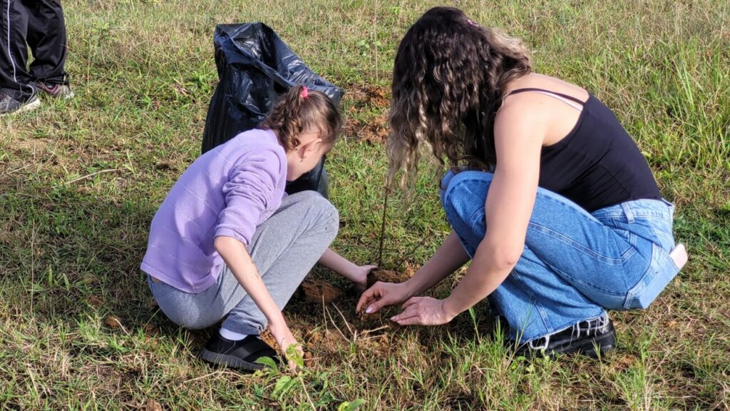 diretoria do meio ambiente e apae cocal do sul realizam plantio de arvores nativas frutiferas apae dma plantio de arvores por ana paula nesi 12