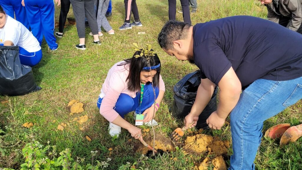 diretoria do meio ambiente e apae cocal do sul realizam plantio de arvores nativas frutiferas apae dma plantio de arvores por ana paula nesi 15