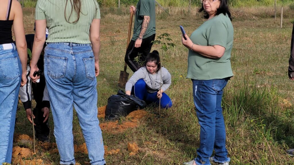 diretoria do meio ambiente e apae cocal do sul realizam plantio de arvores nativas frutiferas apae dma plantio de arvores por ana paula nesi 18