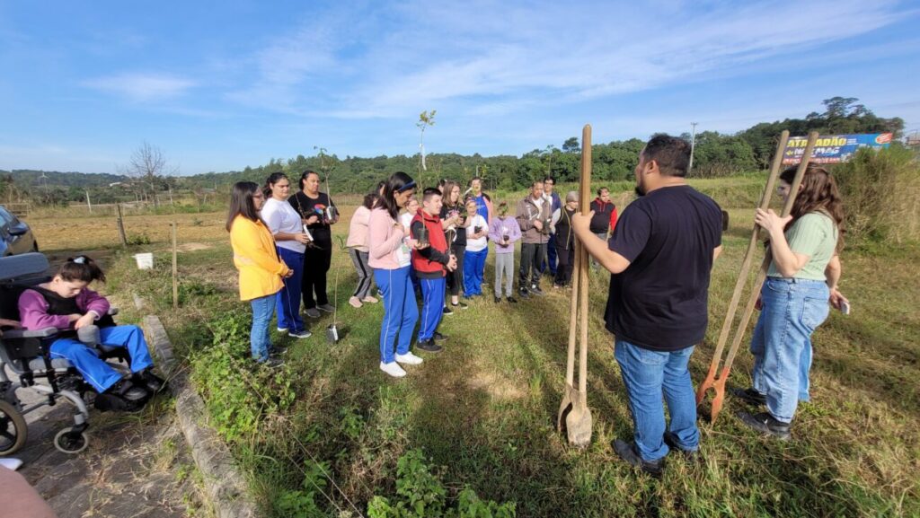 diretoria do meio ambiente e apae cocal do sul realizam plantio de arvores nativas frutiferas apae dma plantio de arvores por ana paula nesi 2