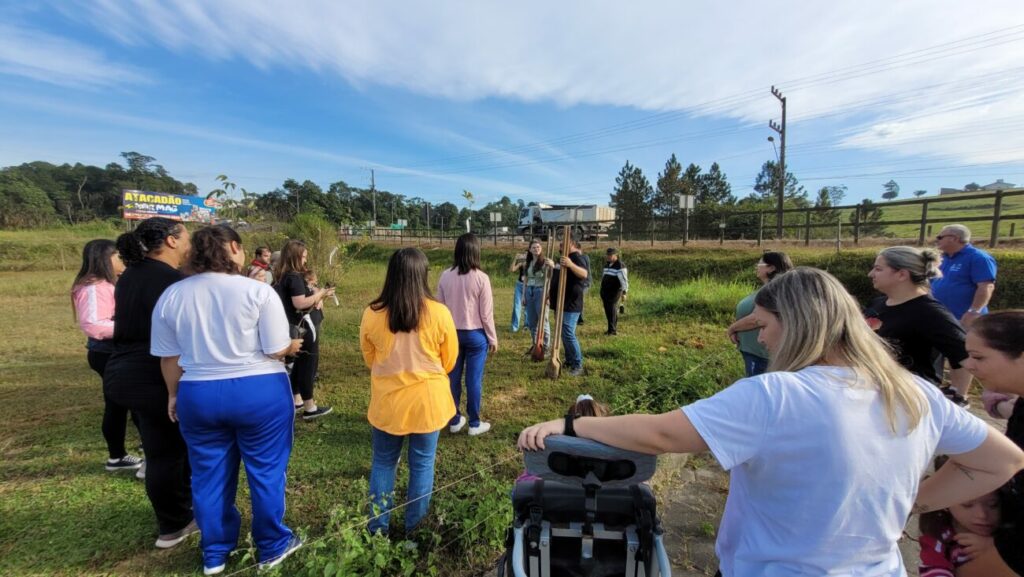 diretoria do meio ambiente e apae cocal do sul realizam plantio de arvores nativas frutiferas apae dma plantio de arvores por ana paula nesi 3