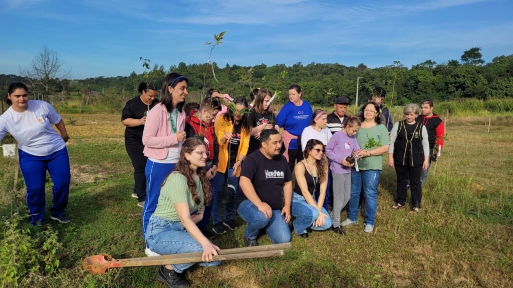 diretoria do meio ambiente e apae cocal do sul realizam plantio de arvores nativas frutiferas apae dma plantio de arvores por ana paula nesi 4