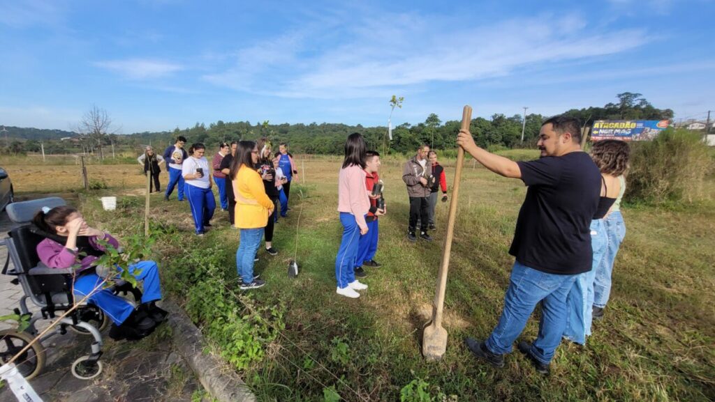 diretoria do meio ambiente e apae cocal do sul realizam plantio de arvores nativas frutiferas apae dma plantio de arvores por ana paula nesi 5