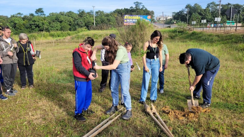 diretoria do meio ambiente e apae cocal do sul realizam plantio de arvores nativas frutiferas apae dma plantio de arvores por ana paula nesi 7