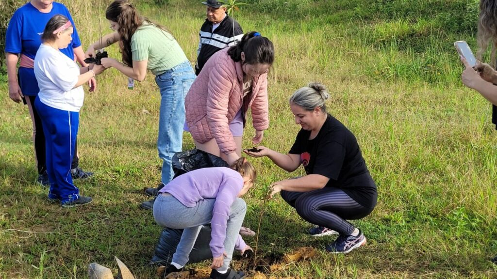 diretoria do meio ambiente e apae cocal do sul realizam plantio de arvores nativas frutiferas apae dma plantio de arvores por ana paula nesi 8