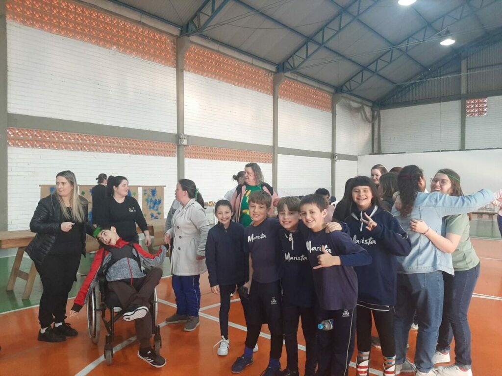 apae cocal do sul recebe visita de estudantes do colegio marista alunos marista na apae divulgacao 3