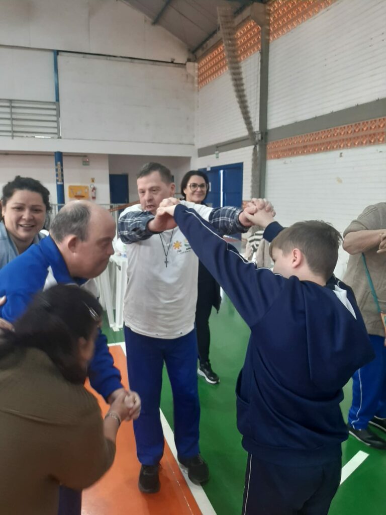 apae cocal do sul recebe visita de estudantes do colegio marista alunos marista na apae divulgacao 4