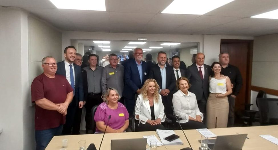 em florianopolis prefeito e vice eleitos integraram comitiva de cocal do sul que discutiu avancos nas obras da sc 108 comitiva em floripa 2 e1729792505162