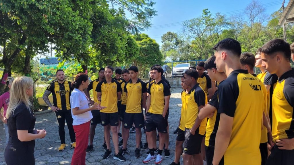 fora das quatro linhas atletas do criciuma conhecem a realidade da apae de cocal do sul visita sub 17 criciuma apae cocal 10