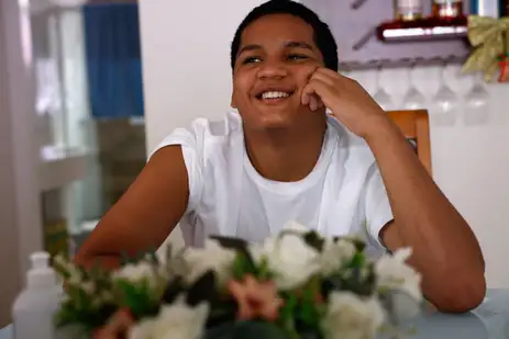 Rio de Janeiro (RJ), 25/10/2024 - Thalyson Barbosa, adotado aos 13 anos, em sua casa em Campo Grande, zona oeste da cidade. Foto: Tânia Rêgo/Agência Brasil