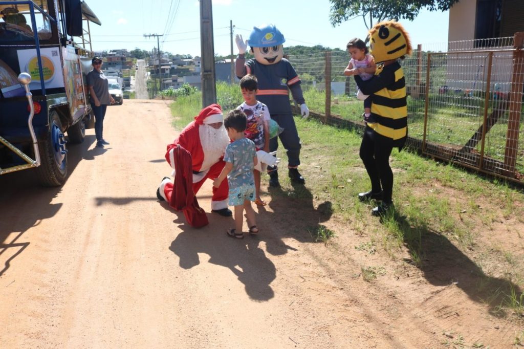 trenzinho da alegria espalha magia do natal nas comunidades atendidas pela coopercocal 1 min