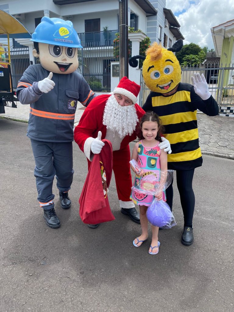 trenzinho da alegria espalha magia do natal nas comunidades atendidas pela coopercocal 2 heloisa boa vista 5 anos imagem com autorizacao min