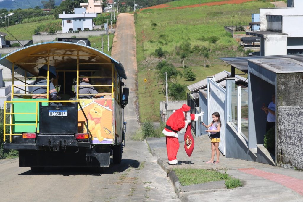 trenzinho da alegria espalha magia do natal nas comunidades atendidas pela coopercocal img 8570 min