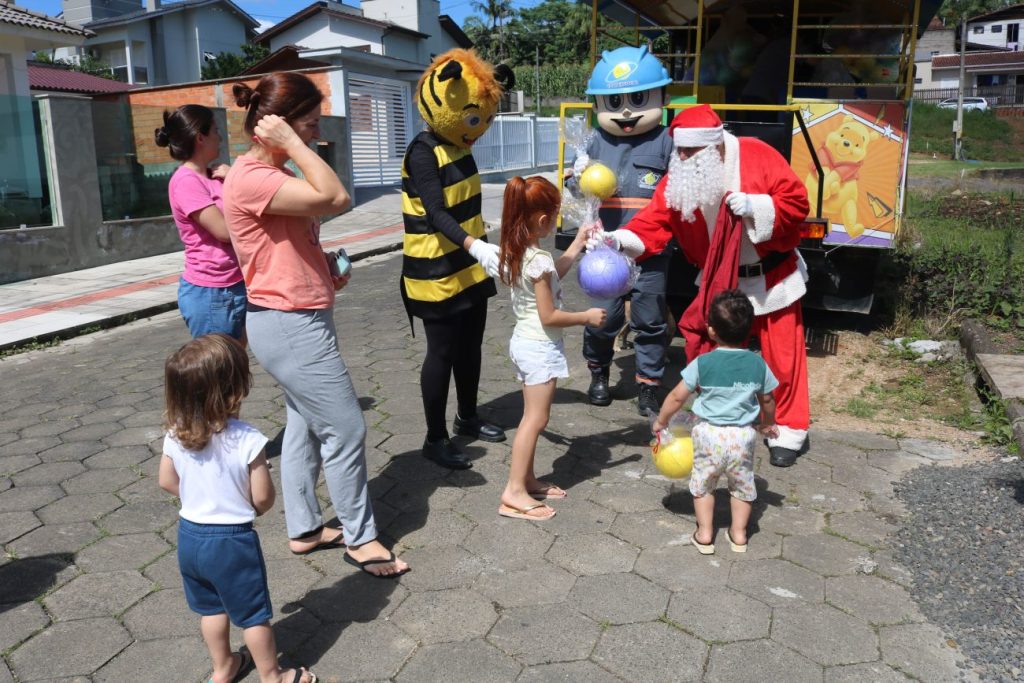 trenzinho da alegria espalha magia do natal nas comunidades atendidas pela coopercocal img 8626 min