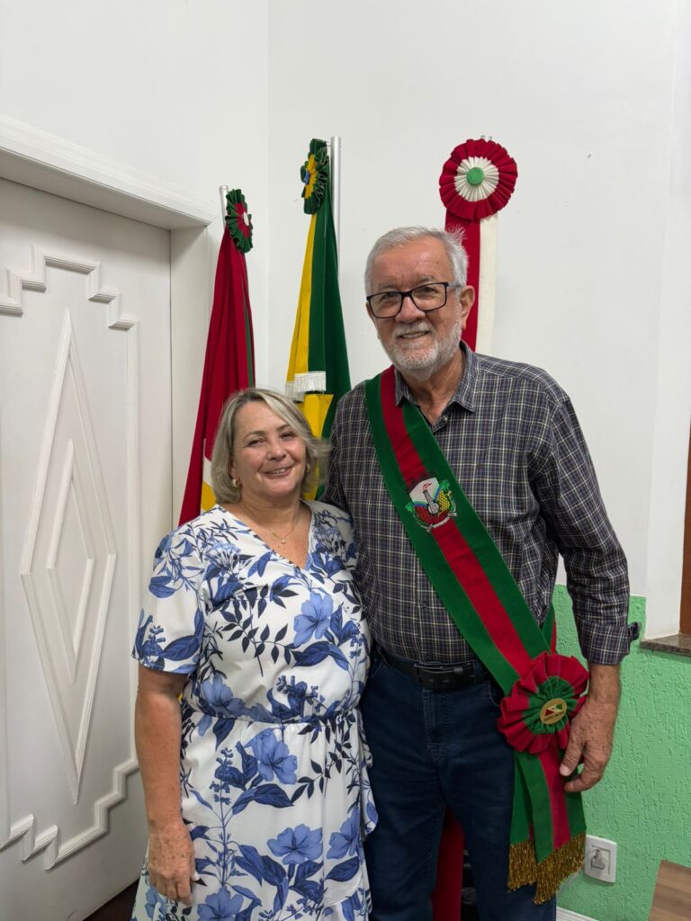 ademir e nega sao acolhidos pelos servidores nomeiam secretarios e visitam setores da administracao em cocal do sul pmcs nega e ademir 2 de janeiro 2025
