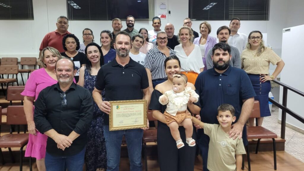 heroi da saude camara reconhece enfermeiro por salvar vida de bebe em cocal do sul foto com vereadores familia e colegas da saude mocao enfermeiro por ana paula nesi 1