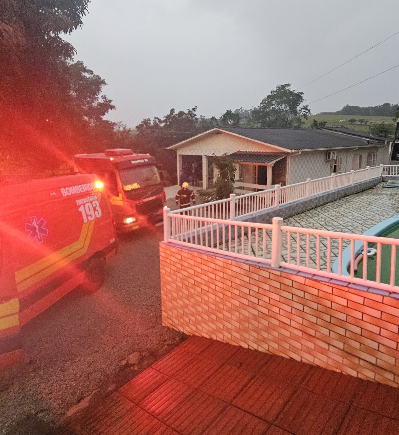 incendio em residencia e registrado em cocal do sul na tarde deste sabado img 20250419 wa0013