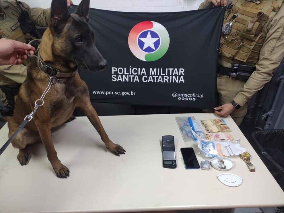 operacao da pm termina com duas prisoes e apreensao de drogas e maquinas caca niquel em cocal do sul whatsapp image 2025 05 29 at 22.15.43 1 1