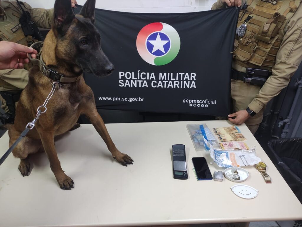 operacao da pm termina com duas prisoes e apreensao de drogas e maquinas caca niquel em cocal do sul whatsapp image 2025 05 29 at 22.15.43 1