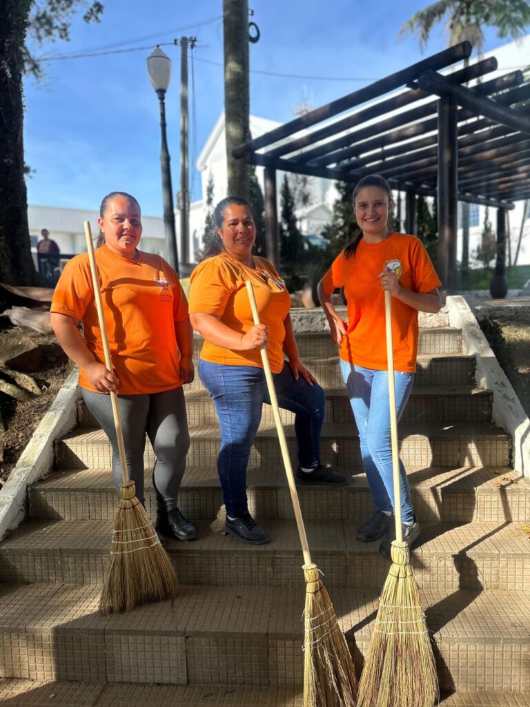 parece que e so varrer mas e muito mais o desabafo e o orgulho de quem mantem cocal do sul limpa dia do gari cocal do sul 4