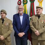 prefeito e novo comandante da pm alinham prioridades para a seguranca em cocal do sul posse comando ana paula nesi