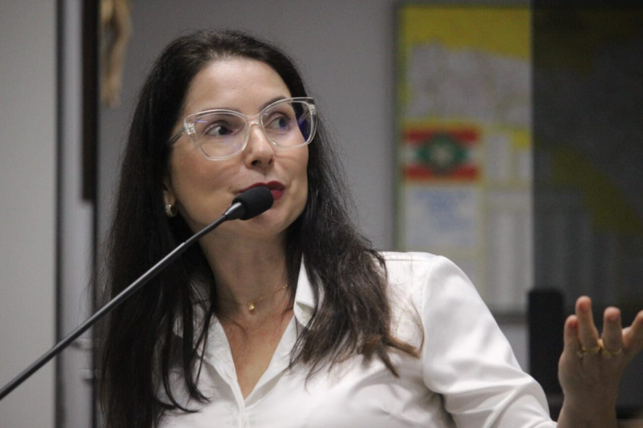 vereadora sugere ao governo municipal criacao de capacitacao tecnologica voltada aos idosos com foco em autonomia seguranca e inclusao social whatsapp image 2025 05 07 at 23.21.24