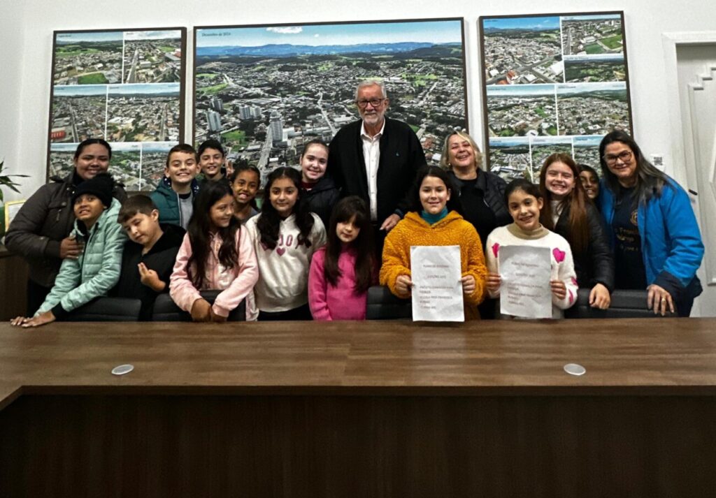 alunos apresentam propostas para cocal do sul em visita a prefeitura alunos visitam prefeitura de cocal 2