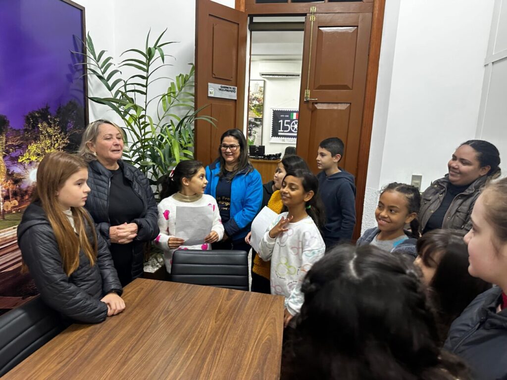 alunos apresentam propostas para cocal do sul em visita a prefeitura alunos visitam prefeitura de cocal 5