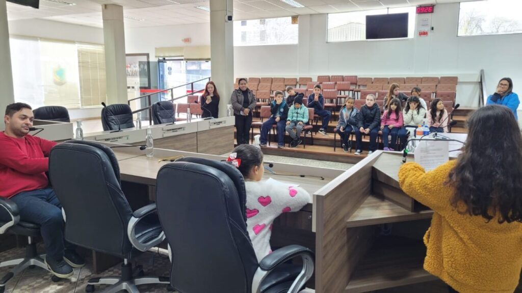alunos visitam camara de cocal do sul e aprendem sobre politica de forma divertida visita alunos camara junho 2025 por ana paula nesi 1